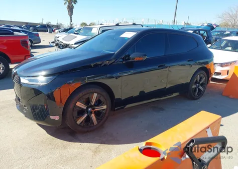 2025 BMW Ix xDrive50 из США, поврежденный, VIN WB523CF00SCS07882